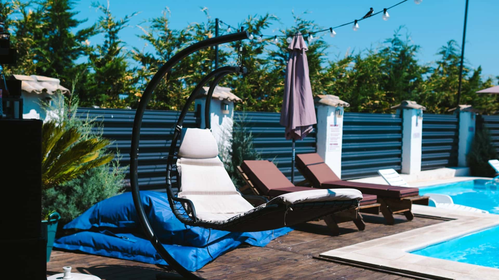 Deck cu piscină și fotoliu suspendat, la Vila Medusa
